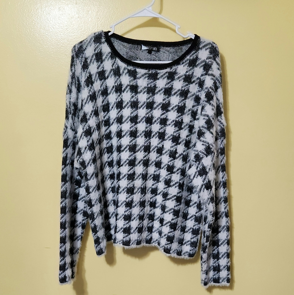 Compliments black/white houndstooth print sweater. Size XL